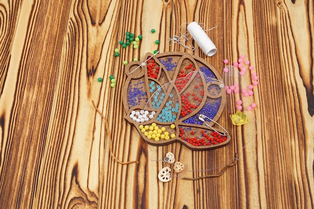 Zestaw nici i igieł na stole